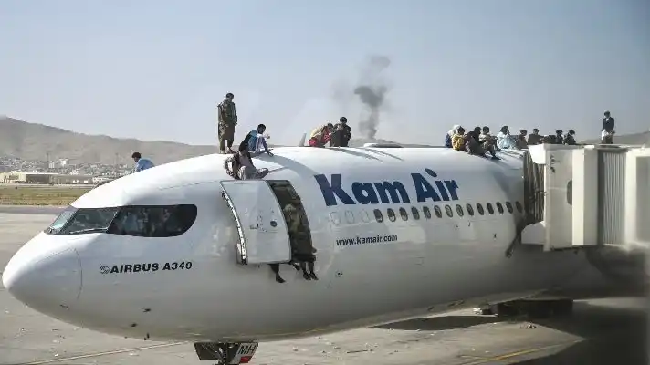 AL MENOS 5 MUERTOS EN KABUL: marea humana toma el aeropuerto para huir entre tiros de los talibanes