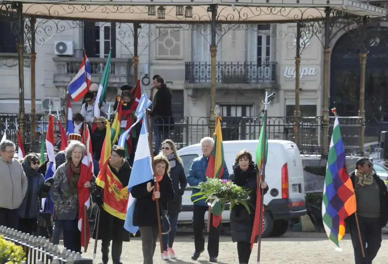 La Unión de Colectividades celebró el Día del Inmigrante en la Plaza Independencia 