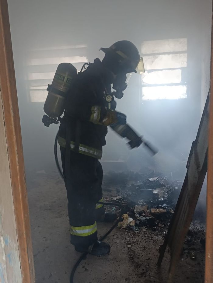 Incendio en una vivienda abandonada en Rafaela: - 2