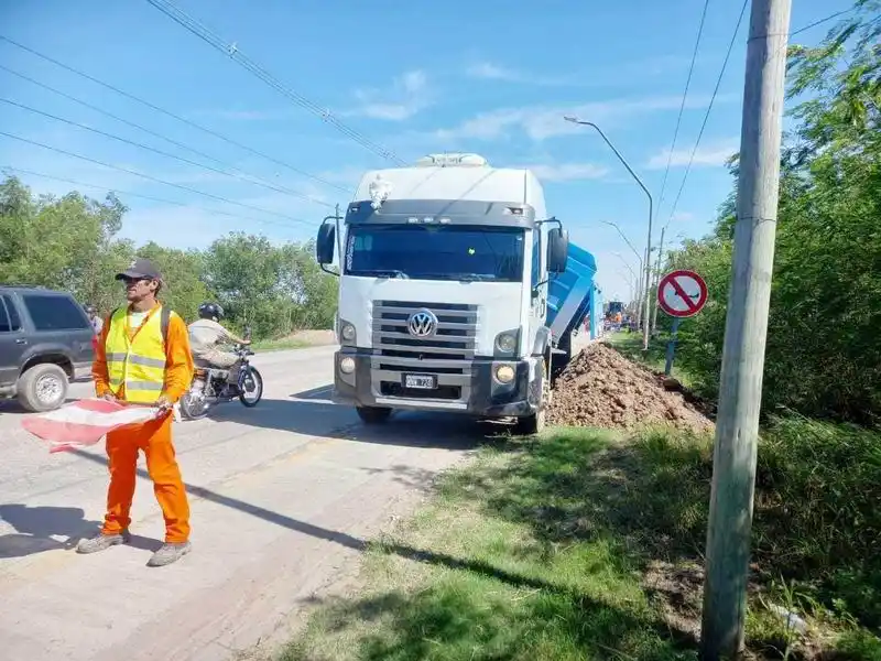 Vialidad brinda apoyo a la Municipalidad para la reparación del acceso al puente de la Maradona