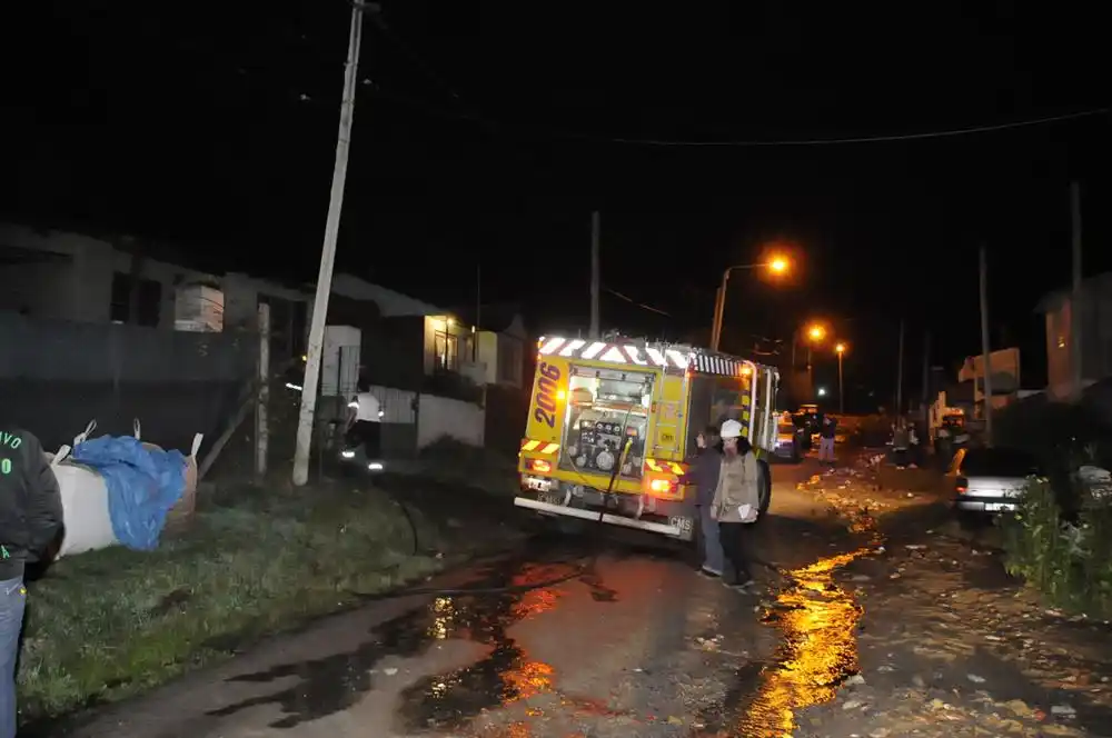 Pareja perdió todo en explosión e incendio de su casa en Potrerillos al 300