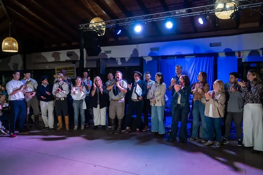 La distinción fue entregada por la directora provincial de Turismo Zona Sur, Claudia Rosenthal, al presidente de la Comisión del Rodeo, Danilo Garziera. Foto: Municipalidad de Firmat.