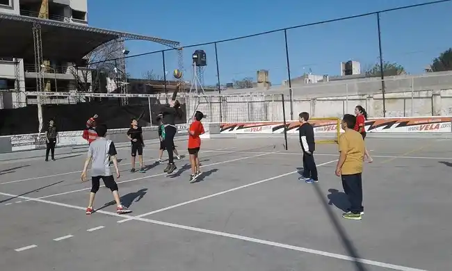Independiente inauguró un nuevo playón deportivo