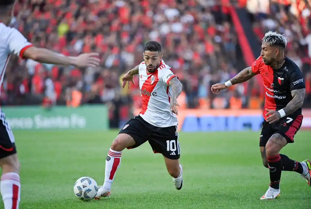 Lanzini estuvo bien contenido por la defensa de Colón.