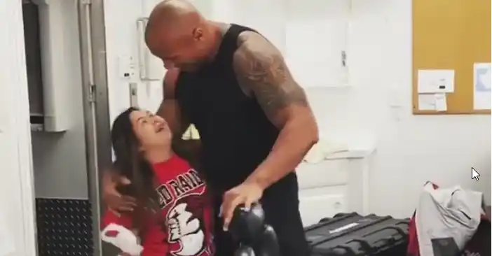 "La roca" Dwayne Johnson sorprendió a una fan