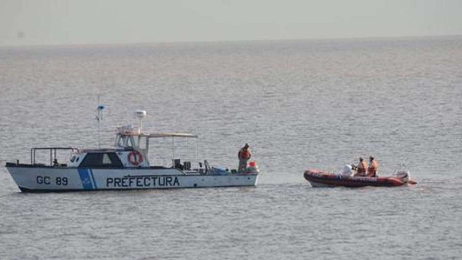 Se hundió un pesquero: hay un muerto y buscan a un marino desaparecido