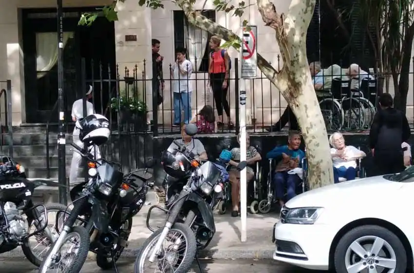 Decenas de abuelos, evacuados en un geriátrico en pleno centro por un principio de incendio