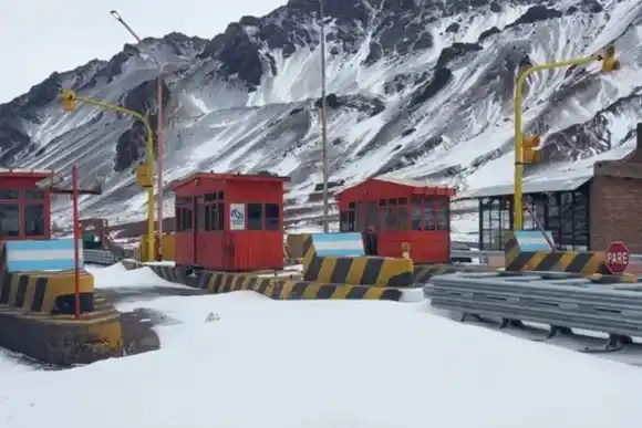 El paso internacional Cristo Redentor lleva cerrado 58 días y hay miles de camiones varados