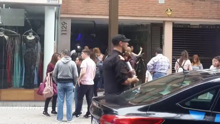Rosario: tiraron gas lacrimógeno y evacuaron un edificio céntrico