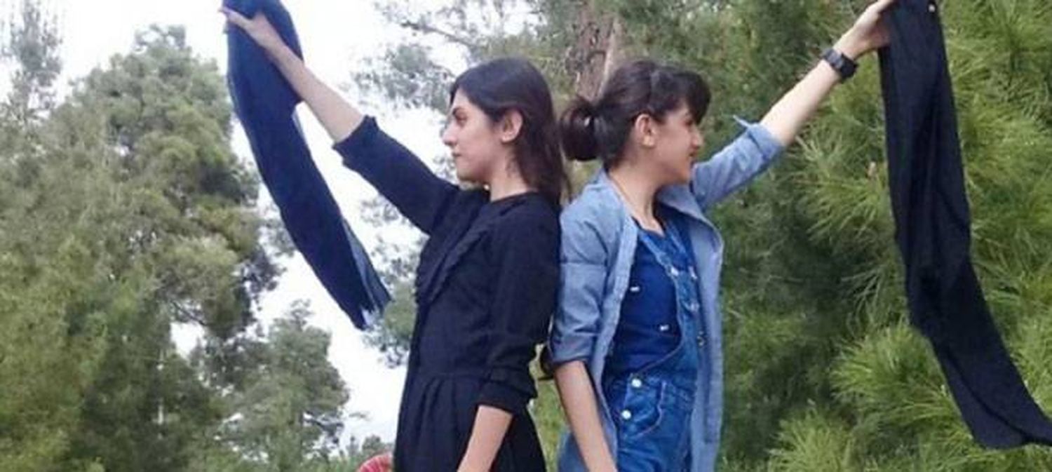 Estallido feminista en Irán: miles de mujeres se cortan el pelo y dejan de usar velo