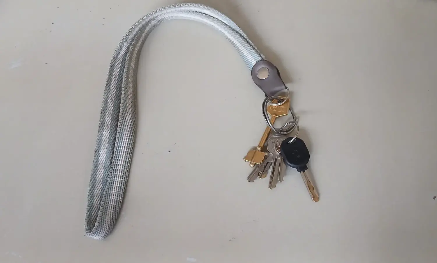 Encontraron estas llaves en la vía pública
