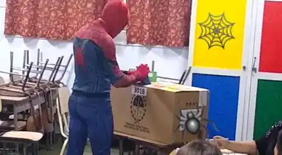 Video: "Me colgué, se me hizo tarde", dijo, y se fue a votar disfrazado de Spiderman