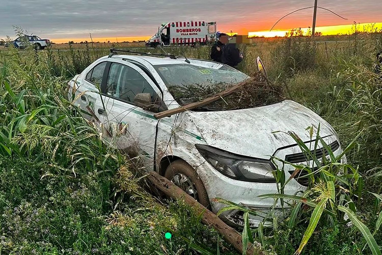 Tragedia en una ruta cordobesa: un taxista se desmayó al volante, volcó en el medio de un campo y murió