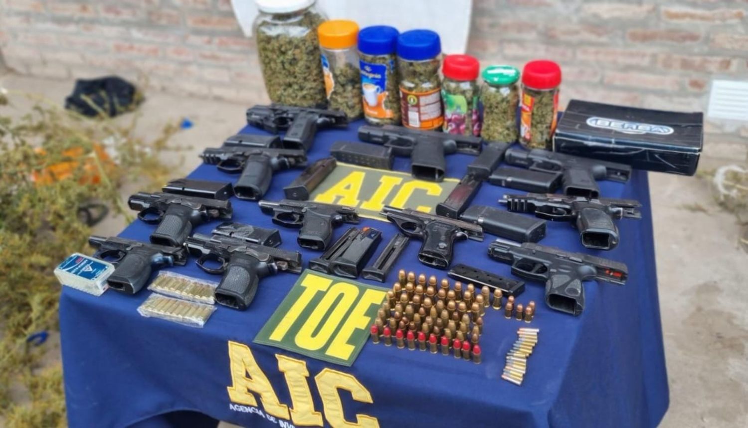 Dictaron prisión preventiva al hombre que recibió armas de fuego por parte de un joven policía a cambio de una motocicleta