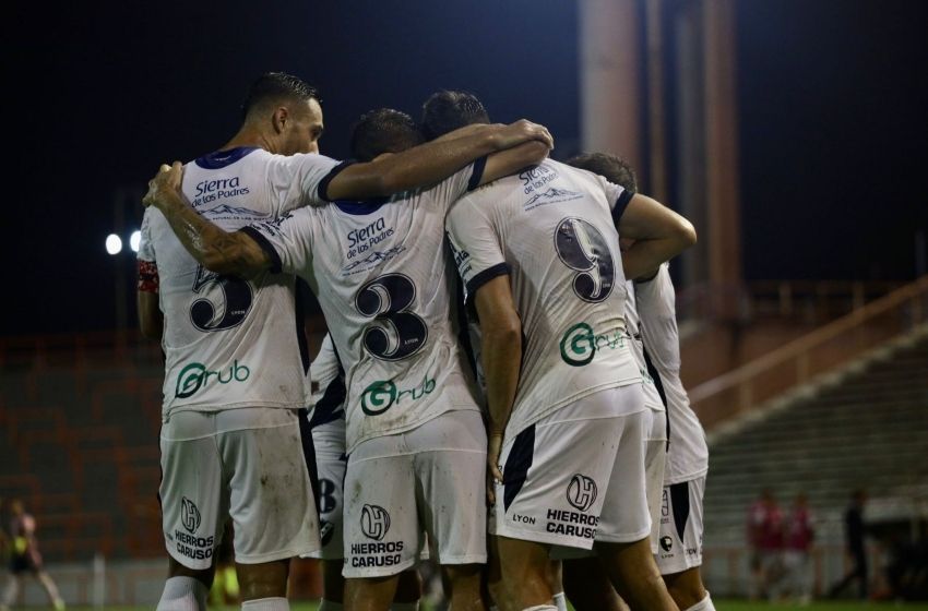 Alvarado recibe al último con la intención de despegarse