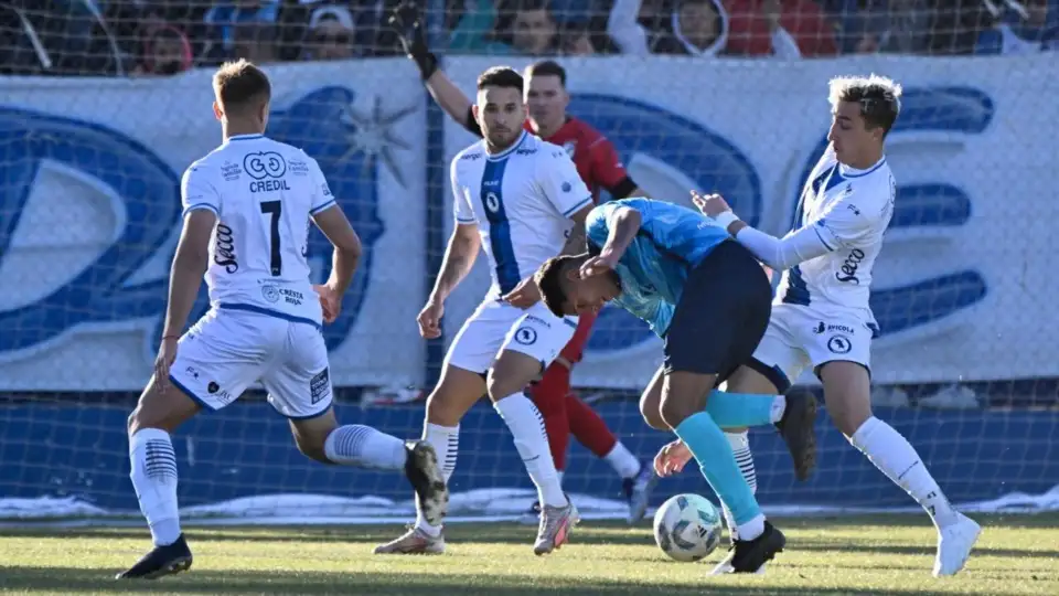 La disputa por el balón en el sur (Foto: Daniel Feldman / Diario La Jornada)
