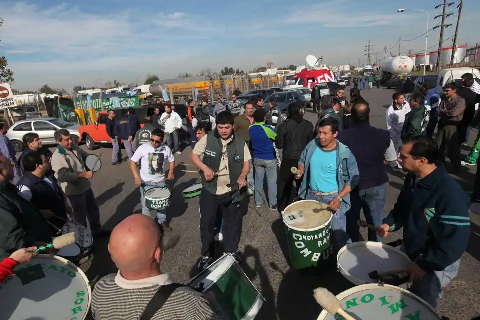 Desabastecimiento: Transportistas permitirán ingreso de camiones con mercaderías y combustible