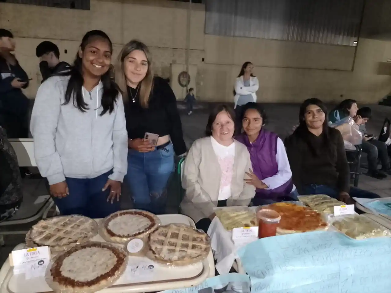 La ESJA N° 2 “Roberto Epele” realizó una feria de emprendimientos con gran participación estudiantil