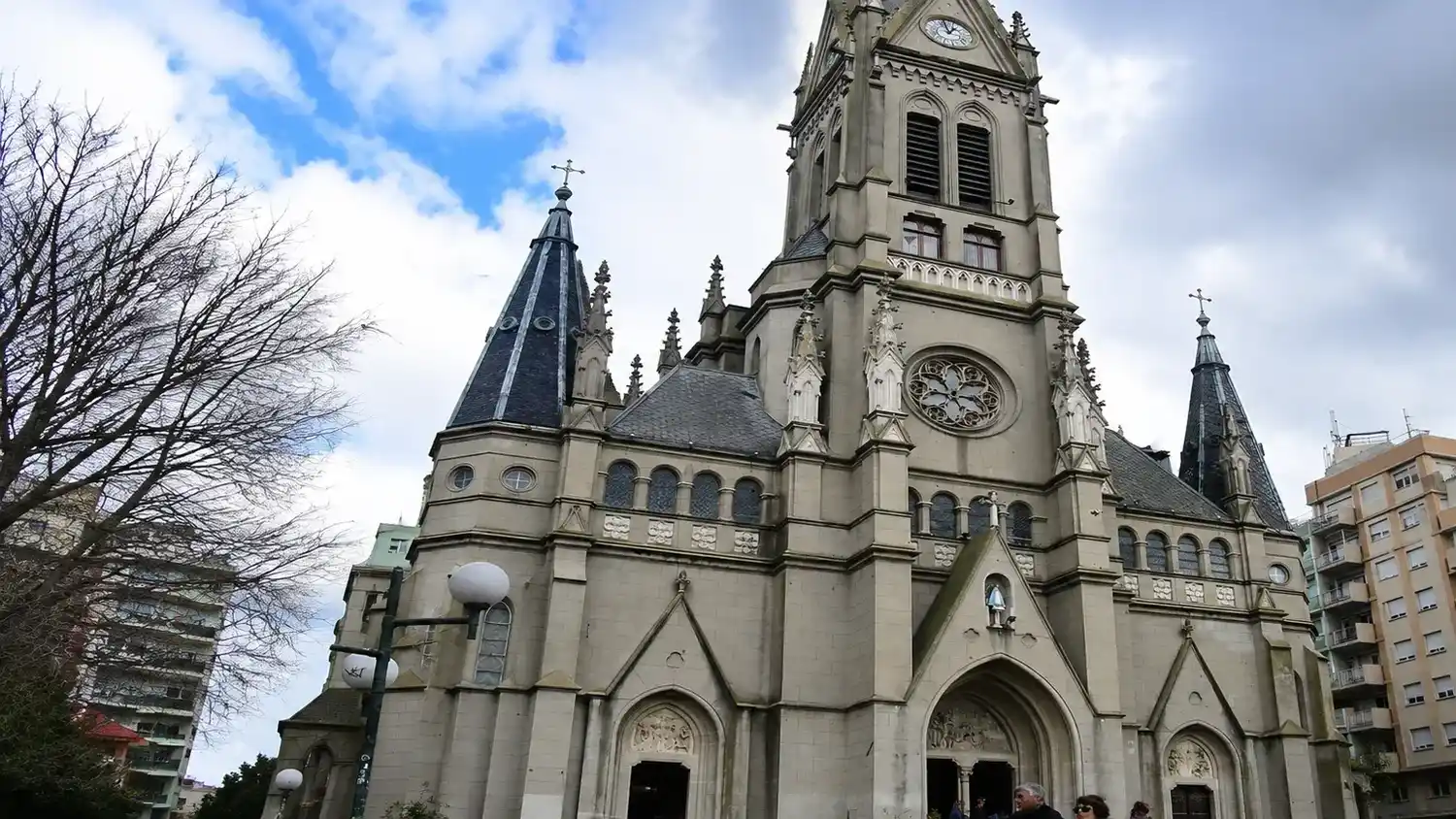 Desde el Obispado remarcaron que la Catedral representa un patrimonio histórico, cultural y religioso que trasciende a la comunidad católica y forma parte de la identidad marplatense.