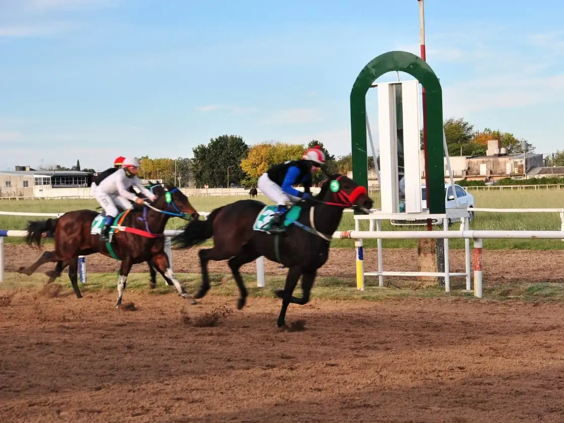 La “Coló” brilló en la arena local y se quedó con el clásico central