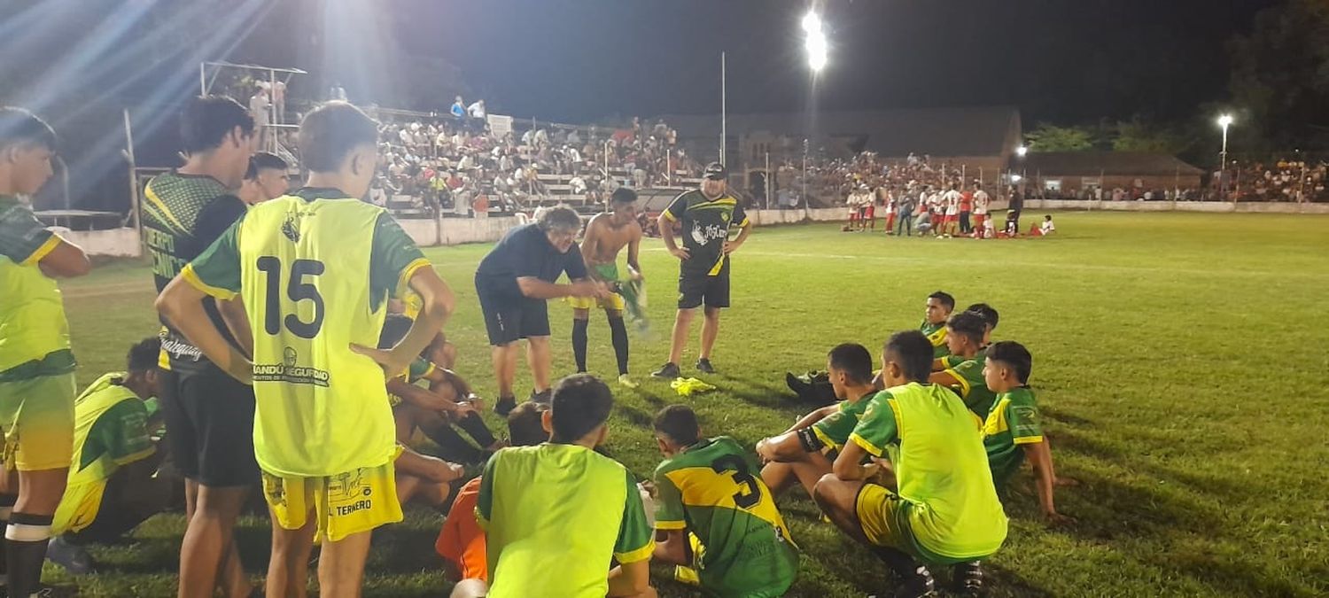 Carlos Gómez Vuoto arengando a sus juveniles en el entretiempo. El técnico está muy conforme con la cantera que tiene Urquiza con este Sub-17 que fue campeón Entrerriano.