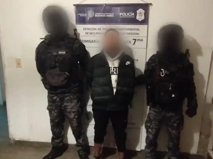 A partir del llamado al 911 y con las características aportadas, personal del Grupo de Prevención Motorizada (GPM) junto al Comando de Patrullas logró localizar a los sospechosos.