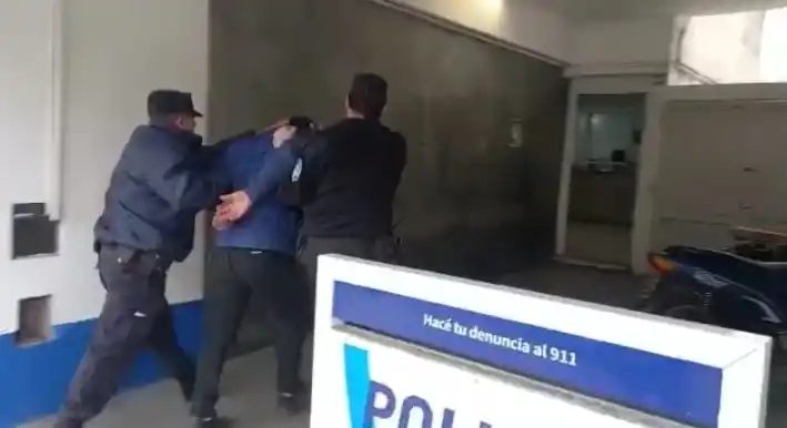 Mar del Plata: Le pegó a colectivero que se negó a cerrar la puerta por protocolo Covid y terminó detenido