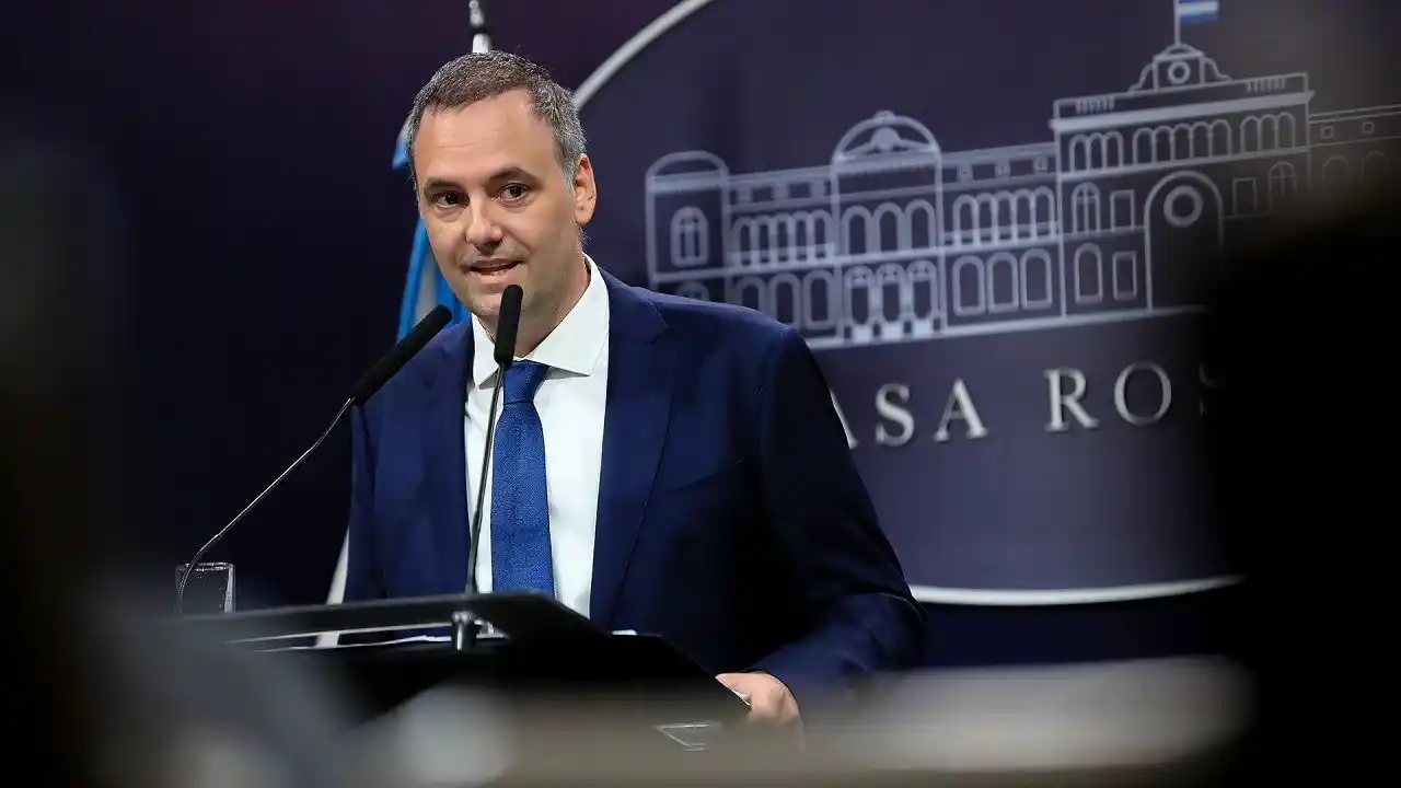 Manuel Adorni es el candidato por La Libertad Avanza para la legislatura porteña.