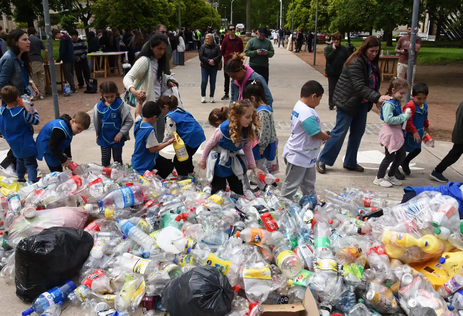 Jornada de Mega Reciclaje en la Plaza Independencia, con la participación de casi 400 estudiantes de escuelas de la ciudad.