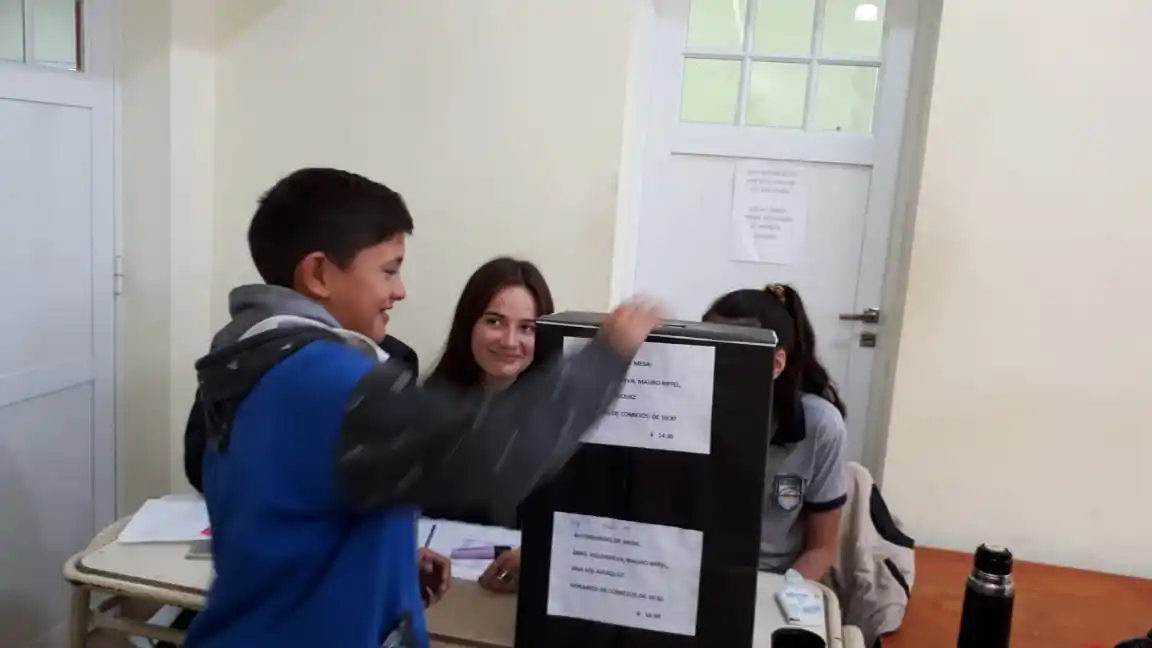 Abril Villanueva, electa presidente del Centro de Estudiantes de la Escuela Secundaria Nº 74