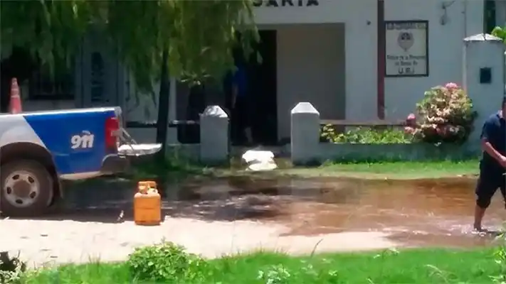 Fue a hacer una denuncia y halló la comisaría cerrada y al policía durmiendo   