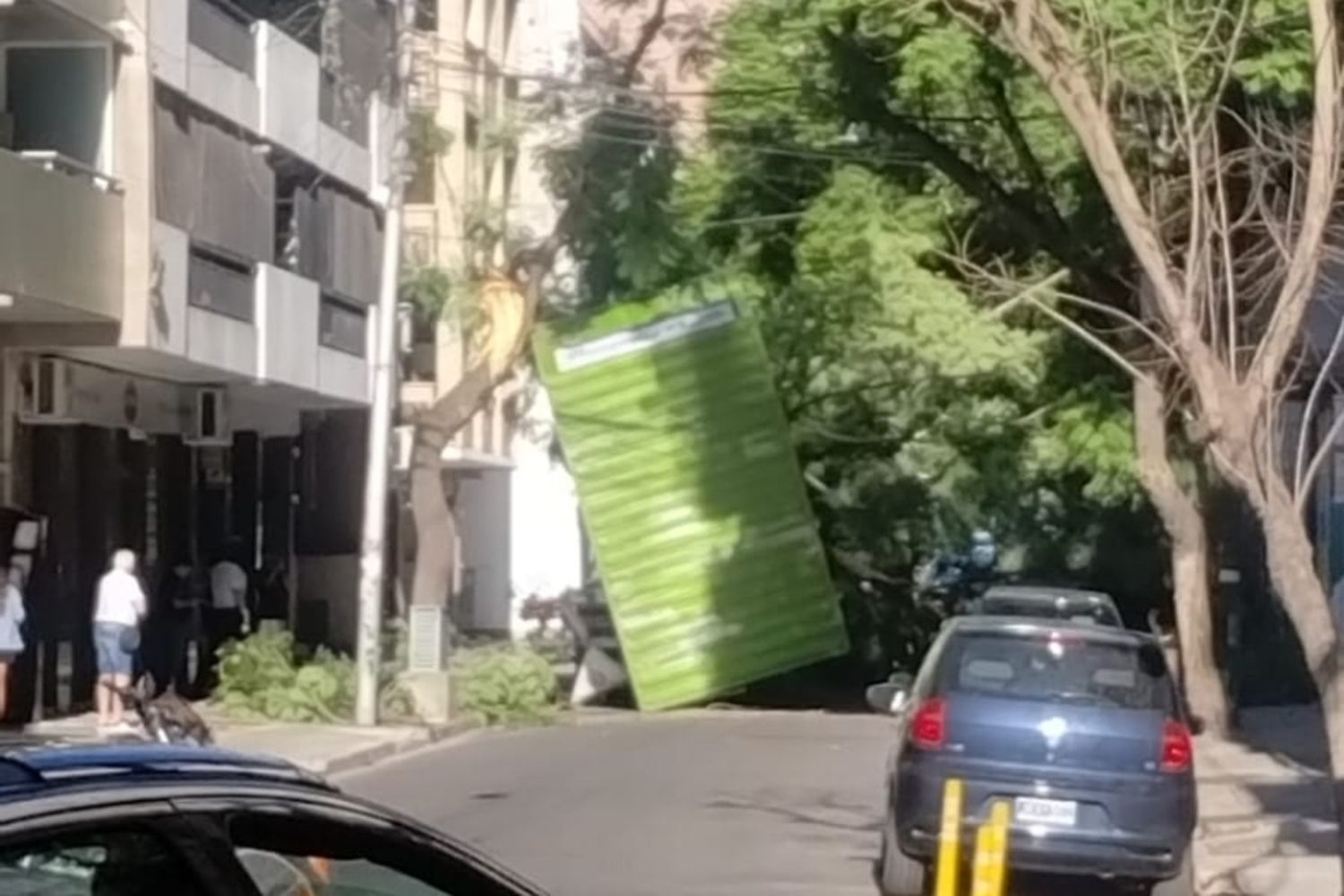 Caos en el centro por un camión que arrastró un árbol y volcó un contenedor