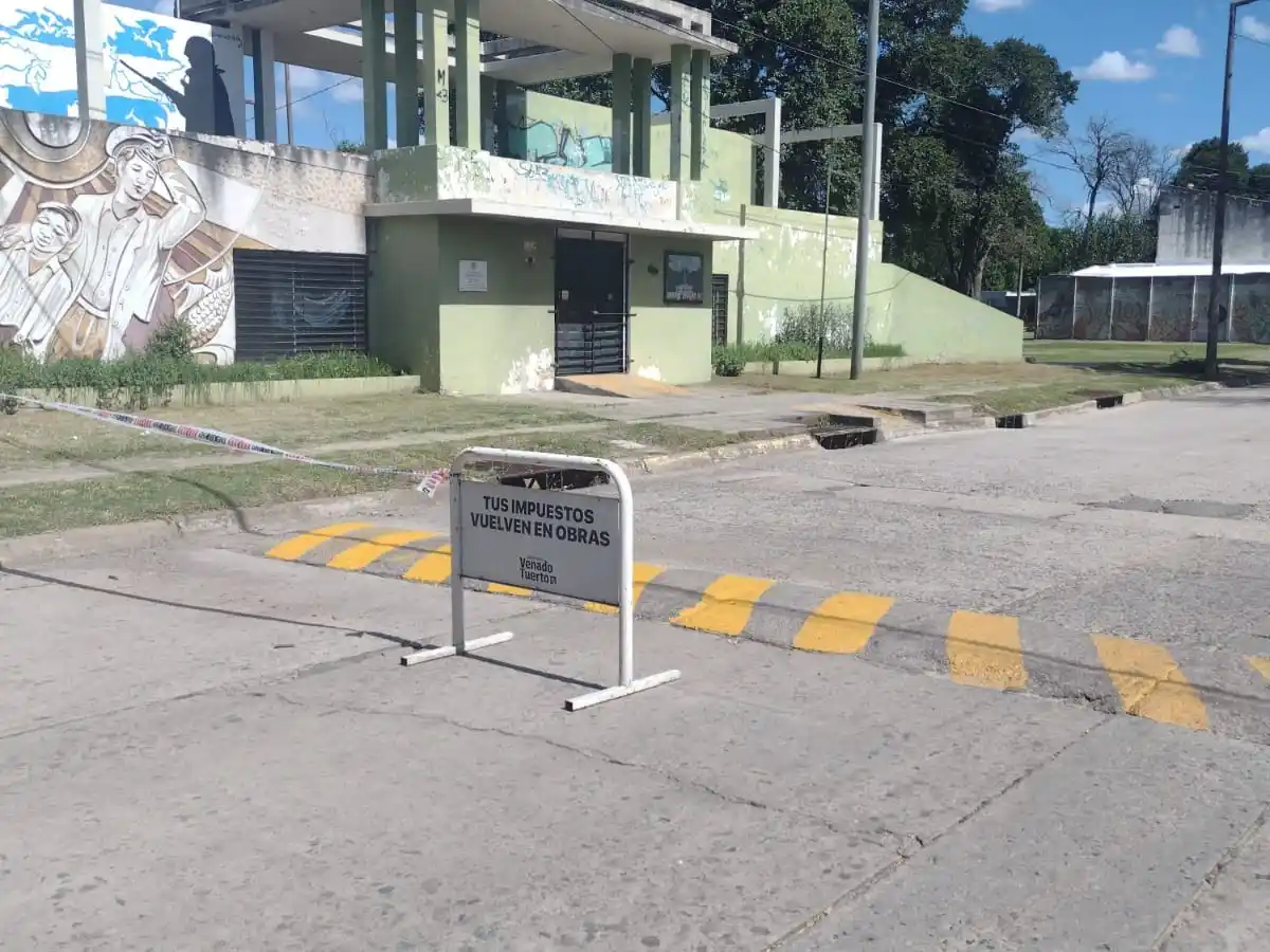 Reductores recién pintados sobre la calle Sarmiento.