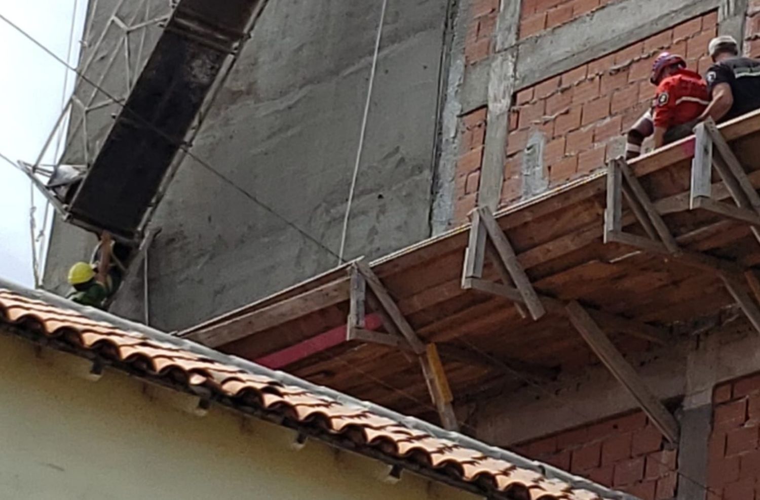 Un susto que pudo haber terminado en tragedia: se desprendió el andamio y los obreros tuvieron que ser rescatados