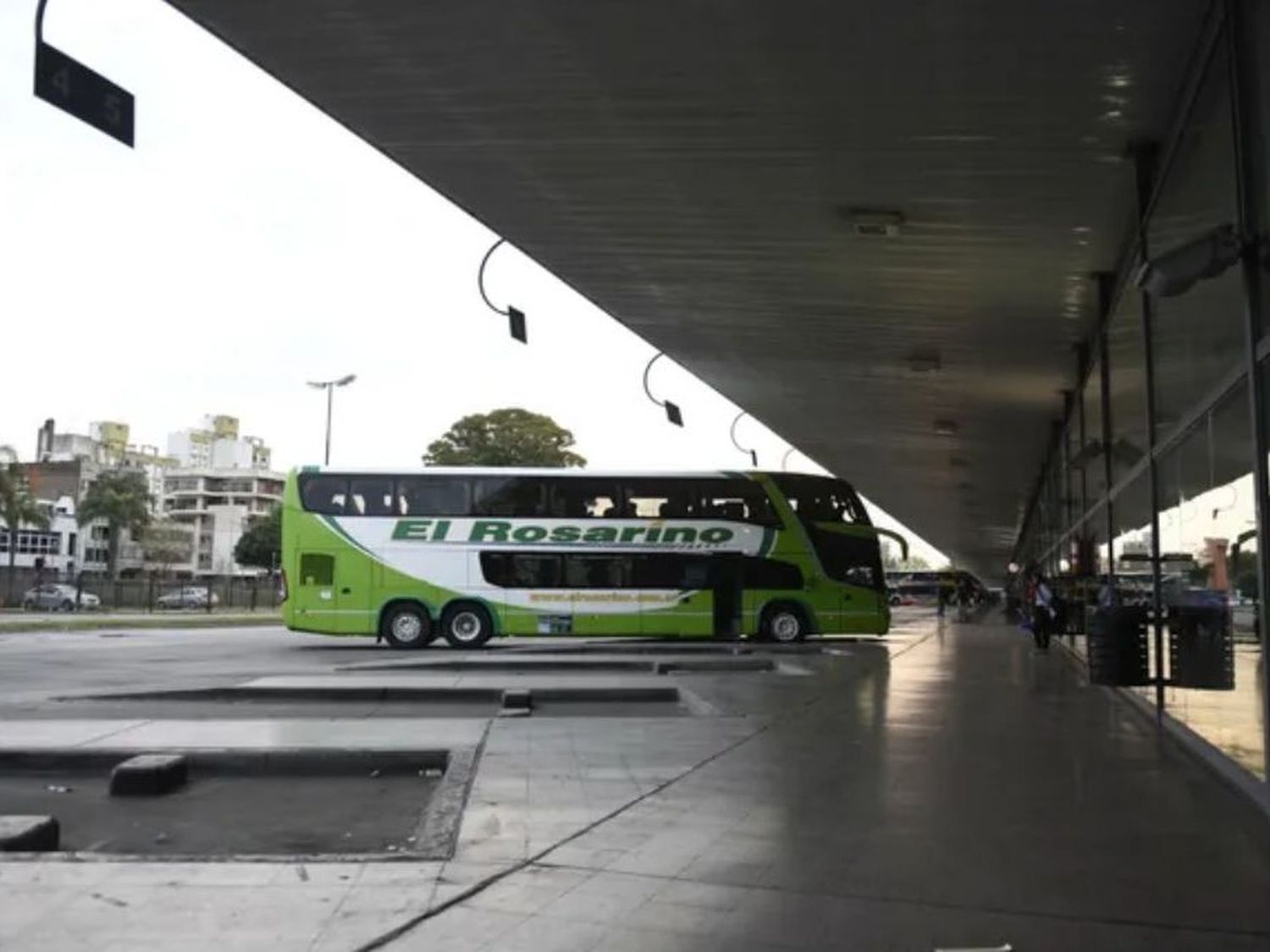 Una mujer ingresó con su auto a la terminal de ómnibus de Rosario y embistió a policías