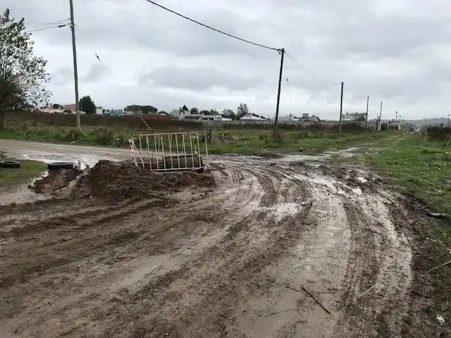 Zanja abierta en Primera Junta al 3000
