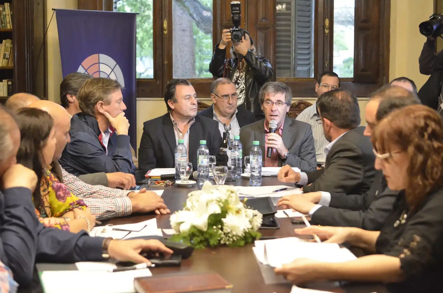 El ministro de Economía dijo que el desendeudamiento y mejora del gasto público son las claves del presupuesto 2018