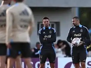 Scaloni ya dirigió su primer entrenamiento pensando en Uruguay.Foto:AFA