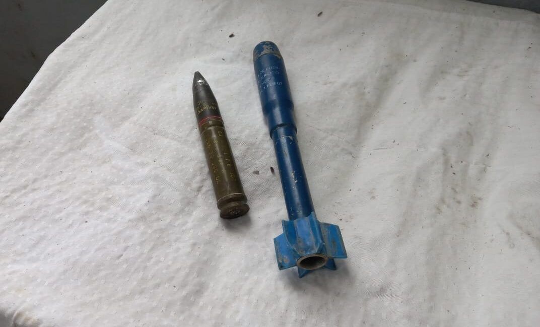 Encuentran una granada de fusil y un proyectil entre la basura