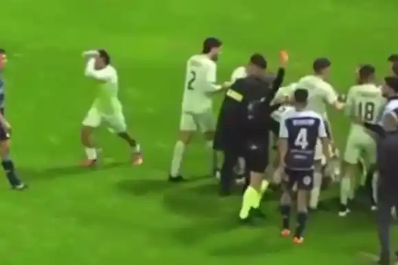 Video: escándalo con piñas, lesiones y expulsados en el partido de Atlético de Rafaela