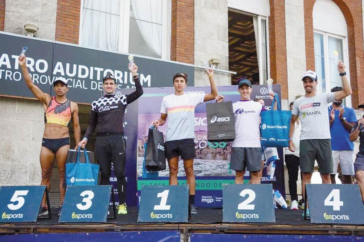 Ibrahim Alucín festejó en
el triatlón de Mar del Plata