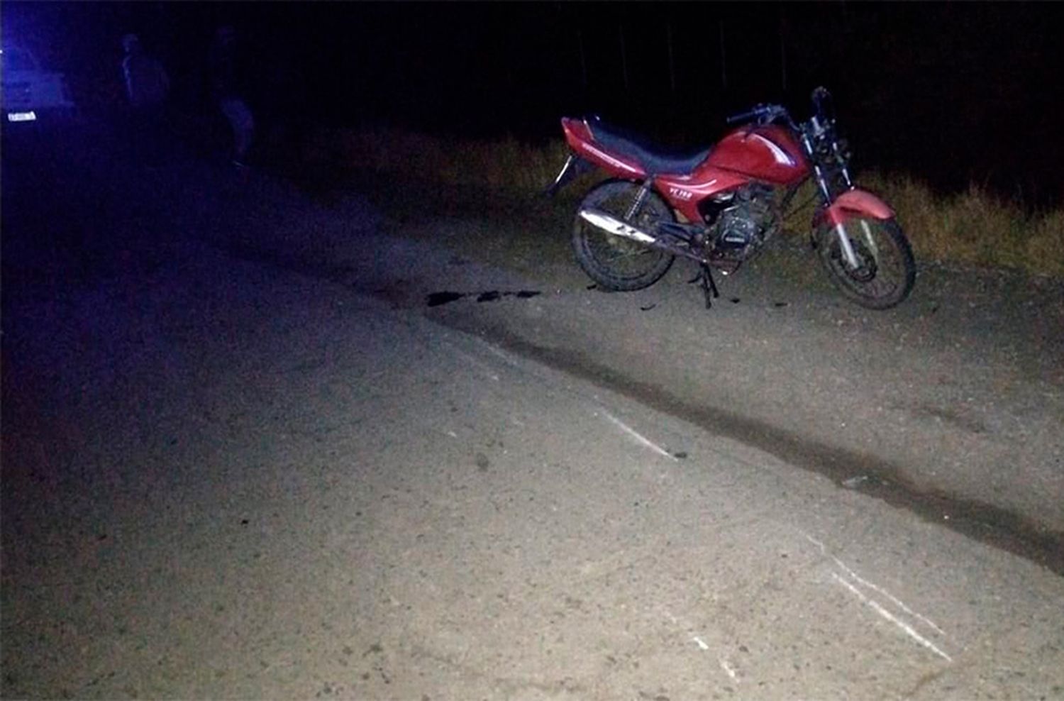 Iba en moto, no vio un bache y terminó internada