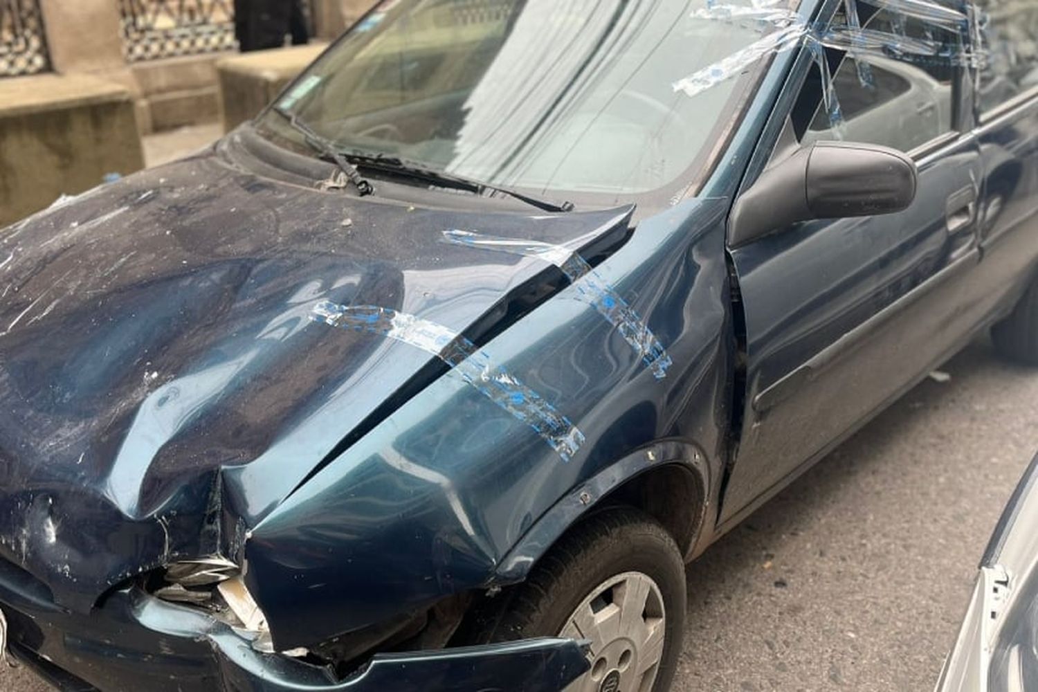 Incrustó su auto en un banco.