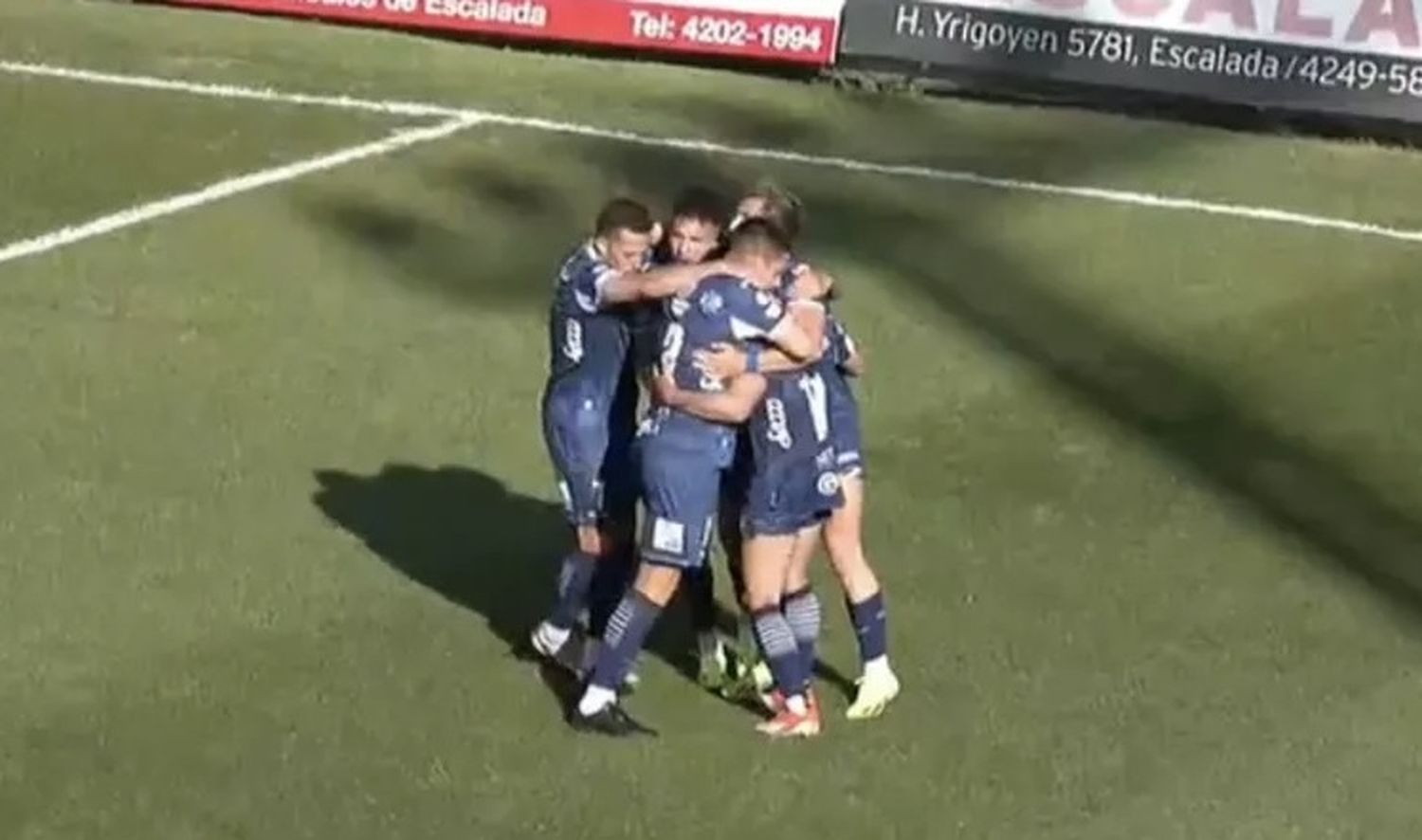 El abrazo de gol a Diego Becker