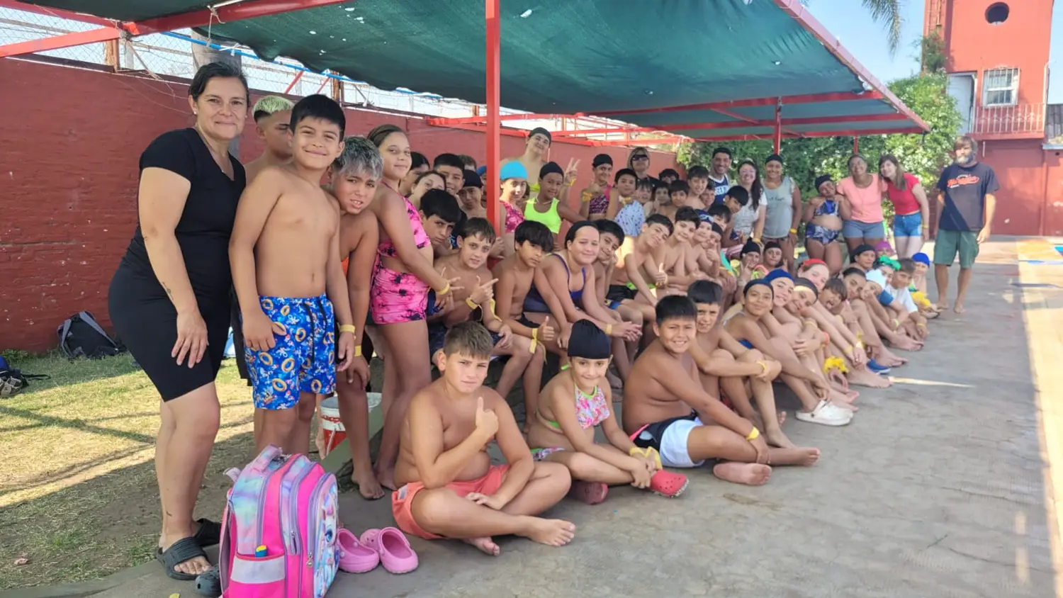 En Huracán. Los chicos desarrollaron diversas actividades en la pileta, con la coordinación de los profesores (Fotos: Nahuel La Grutta)