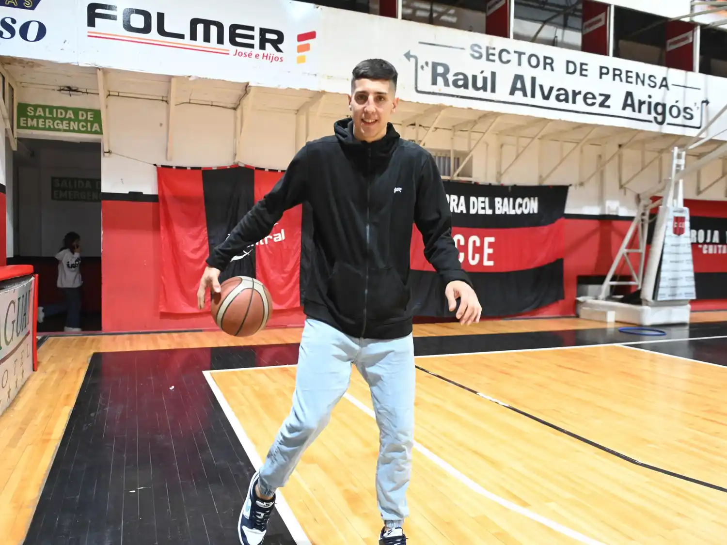 Mateo Díaz en el estadio José María Bértora, donde se entrena durante sus vacaciones (crédito: MR Fotografía).
