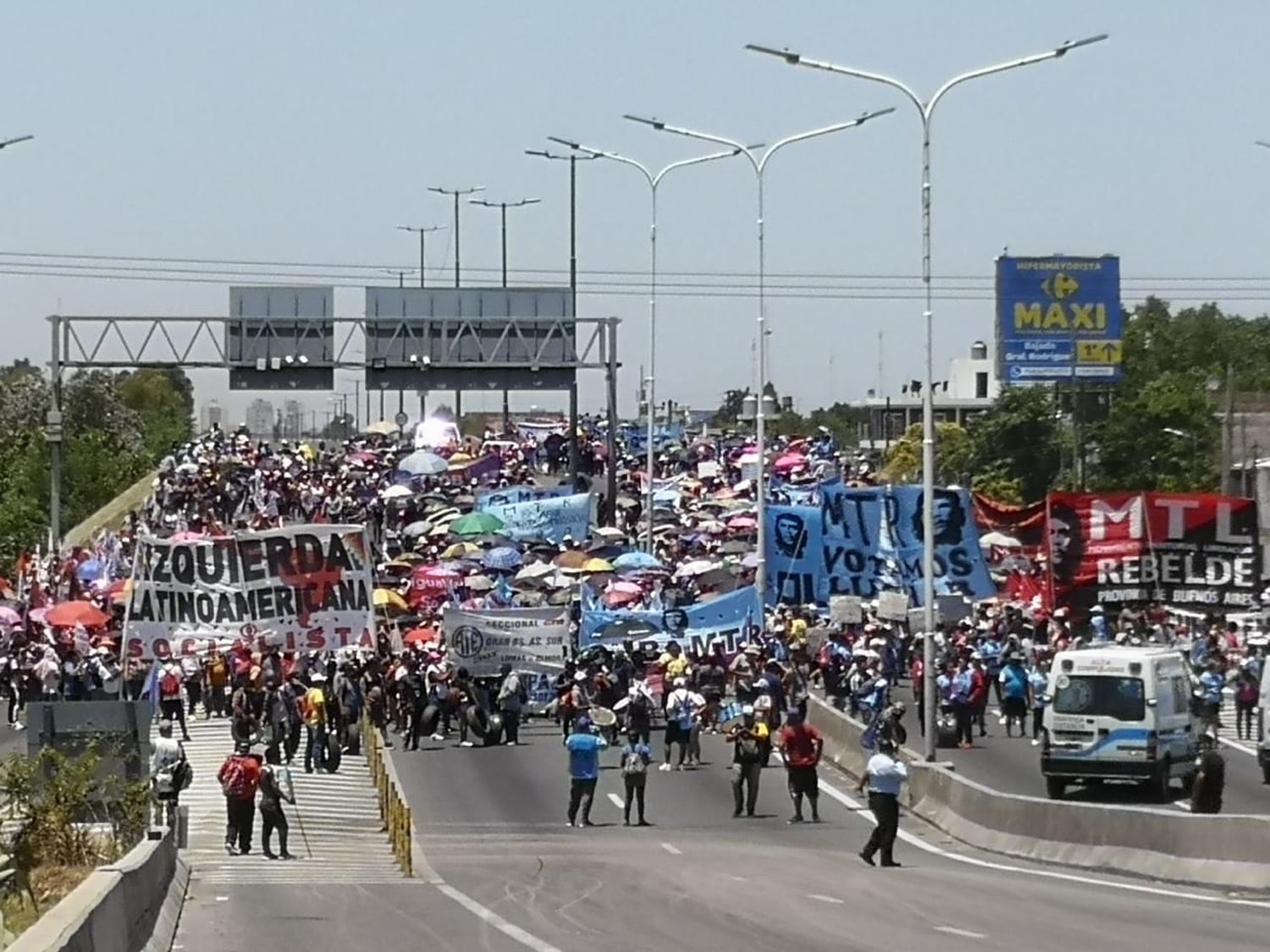 Lomas de Zamora: Organizaciones sociales cortaron el Puente La Noria y amenazaron con un acampe