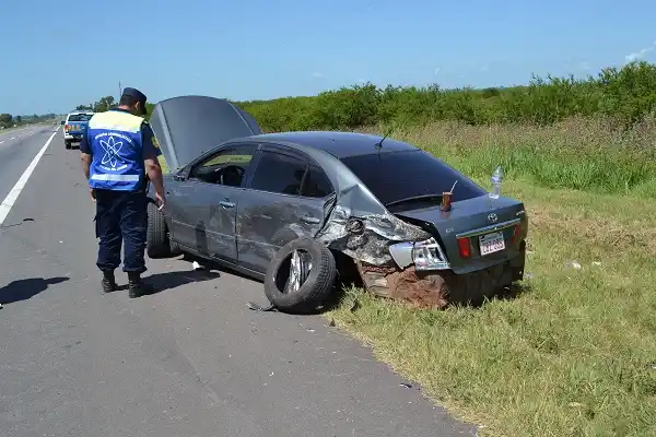 Dos vehículos se rozaron en la Ruta 14 y una mujer fue trasladada al Hospital