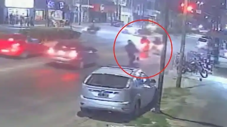 Según las primeras reconstrucciones oficiales, el hombre circulaba en su motocicleta realizando entregas cuando fue rodeado por al menos cuatro delincuentes en otras motos, quienes intentaron sustraer el vehículo.