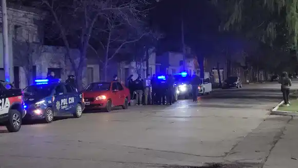 Detuvieron un auto yendo a toda velocidad en Rafaela: tenían droga y terminaron detenidos